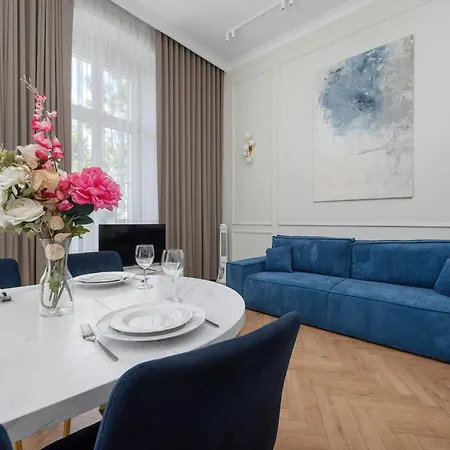 Elegant In A Prime Location Near The Market Square By Renters Διαμέρισμα *