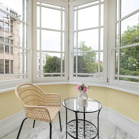 Elegant In A Prime Location Near The Market Square By Renters Διαμέρισμα *